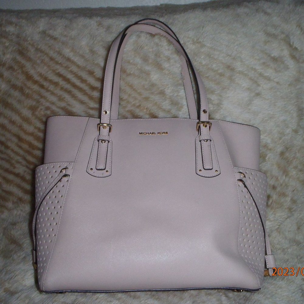 3-Compartment Michael Kors Voyager Bag - Medium - Blush